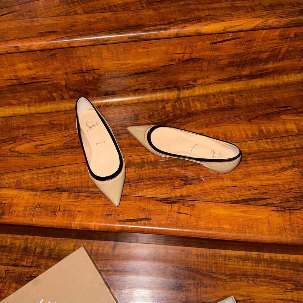 CHRISTIAN LOUBOUTIN (Paulina flat patent)